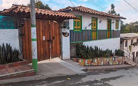 El Aguacate - Casa Tipica Cafetera Colombiana